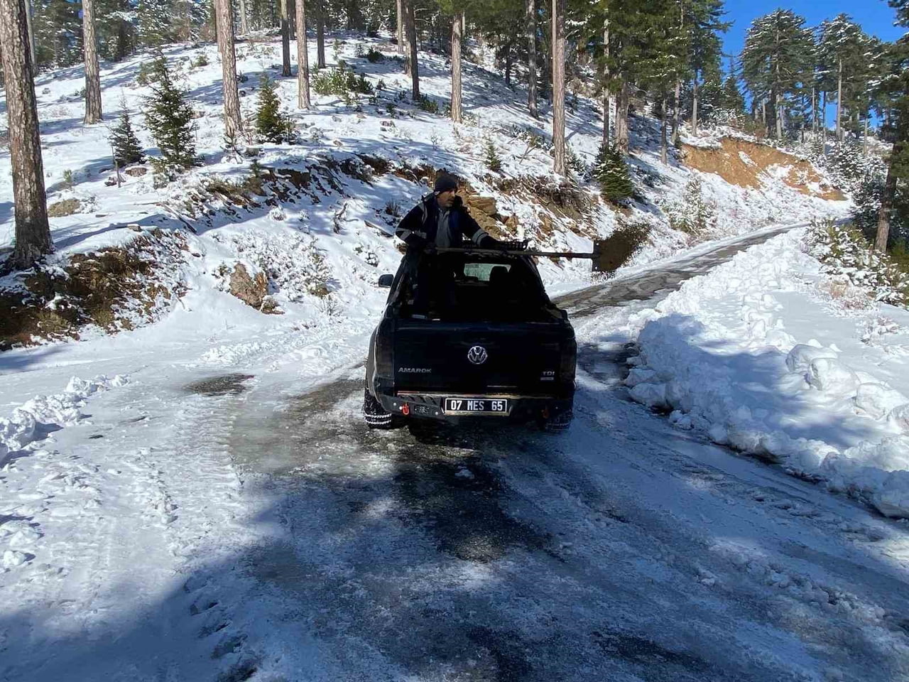 ANTALYA BÜYÜKŞEHİR BELEDİYESİ EKİPLERİ, ALANYA’NIN YÜKSEK KESİMLERİNDE ETKİLİ OLAN KAR YAĞIŞI...