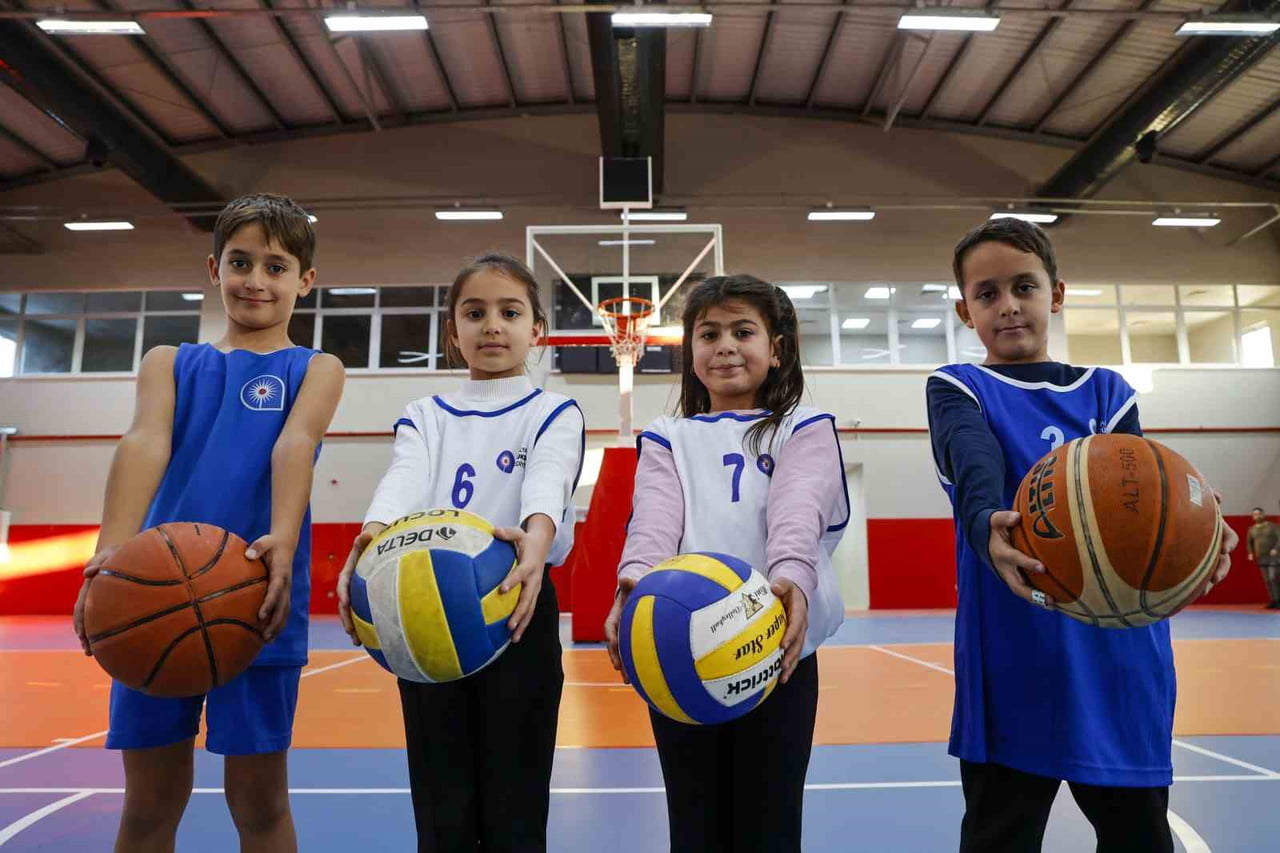 ANTALYA BÜYÜKŞEHİR BELEDİYESİ’NE AİT KAŞ OVA SPOR SALONU, KAŞ İLÇESİNDE YAŞAYAN ÇOCUKLARIN ORTAK...