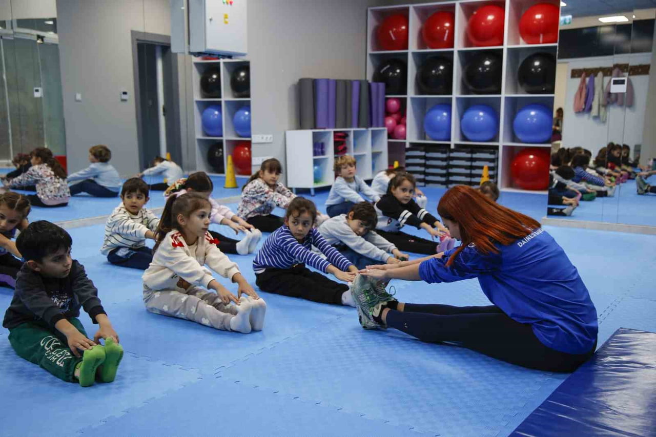 ANTALYA BÜYÜKŞEHİR BELEDİYESİ’NE AİT KAŞ OVA SPOR SALONU, KAŞ İLÇESİNDE YAŞAYAN ÇOCUKLARIN ORTAK...