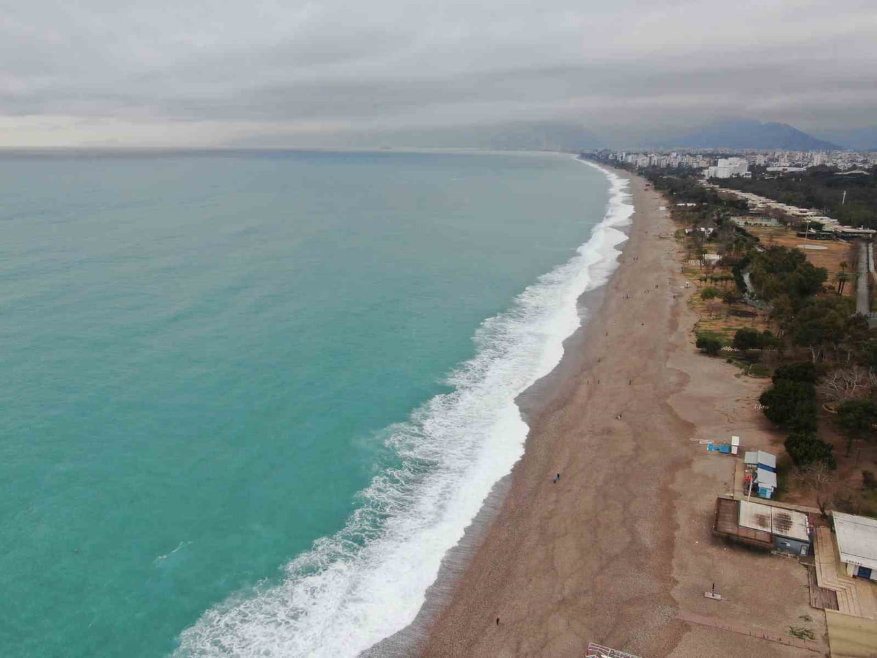 ANTALYA’DA ETKİLİ OLAN ŞİDDETLİ RÜZGAR, DÜNYACA ÜNLÜ KONYAALTI SAHİLİ’NDE DEV DALGALARIN...