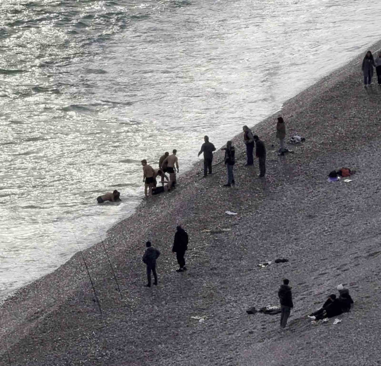 ANTALYA’DA FIRTINALI HAVADA DENİZE GİREN 2 GENÇ KIZ DALGALARIN ARASINDA ZOR ANLAR YAŞADI. KIYIYA...