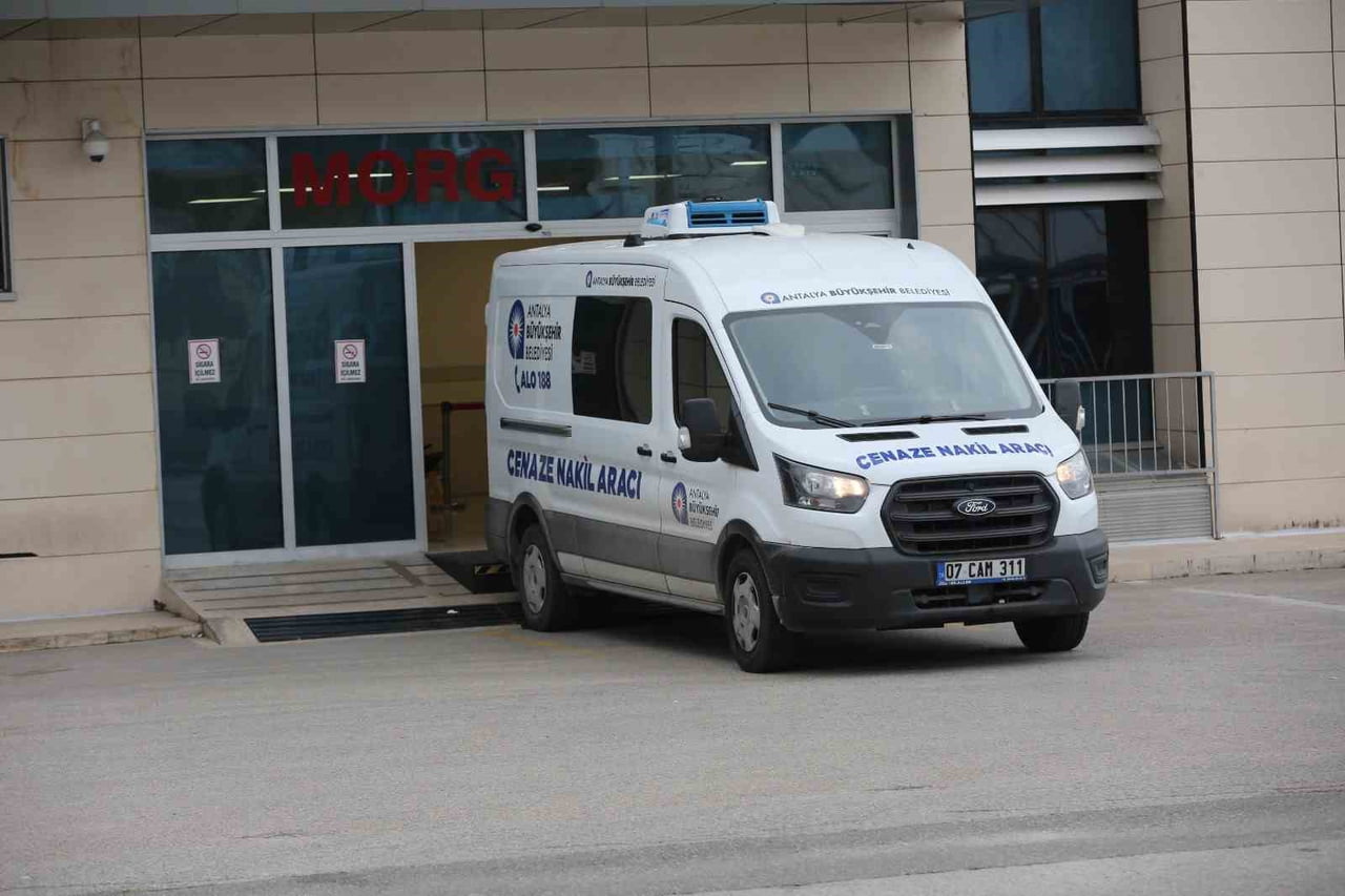 ANTALYA’DA GÜVENLİK GÖREVLİSİ ZÜBEYİR CANATAN TARAFINDAN BOĞAZLARI KESİLEREK KATLEDİLEN ANNE VE 7...