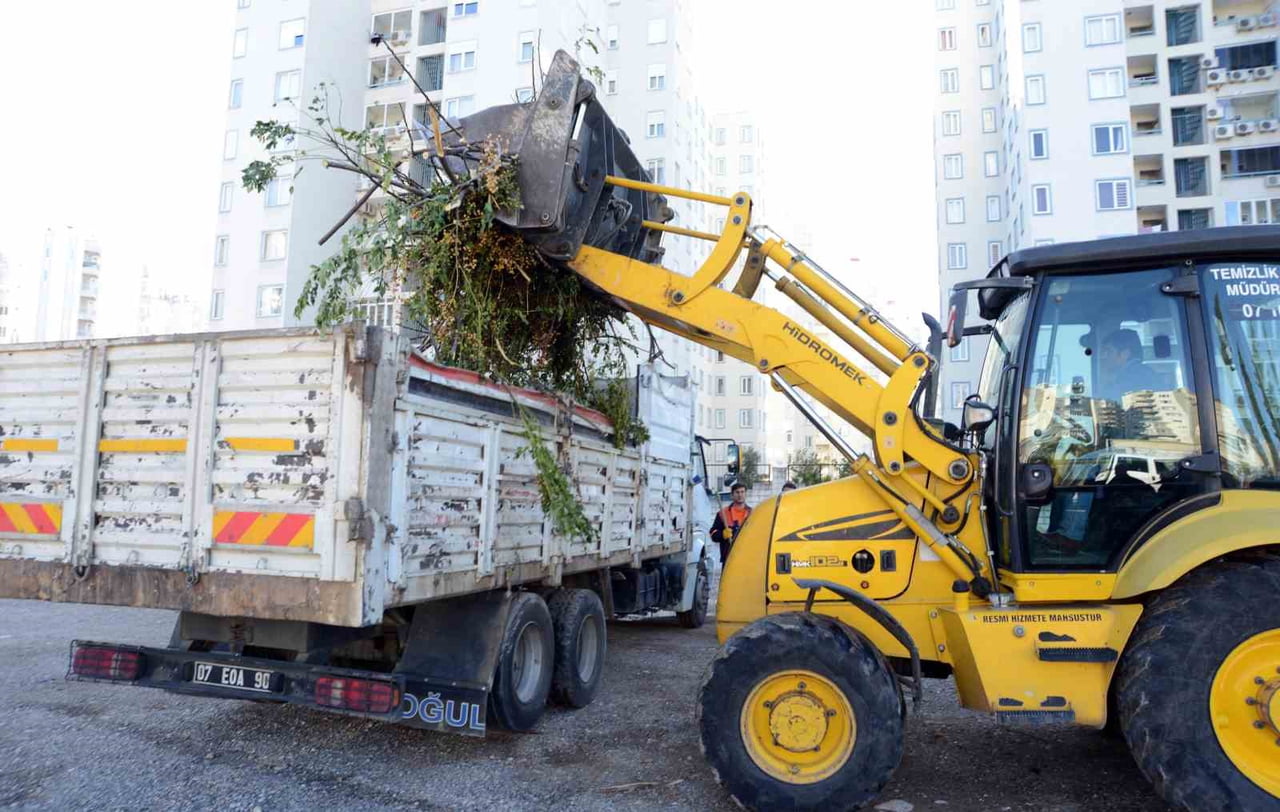 ANTALYA’DA MURATPAŞA BELEDİYESİ, KURALLARA UYMAYARAK ÇEVRE VE GÖRÜNTÜ KİRLİLİĞİNE NEDEN OLAN 162...