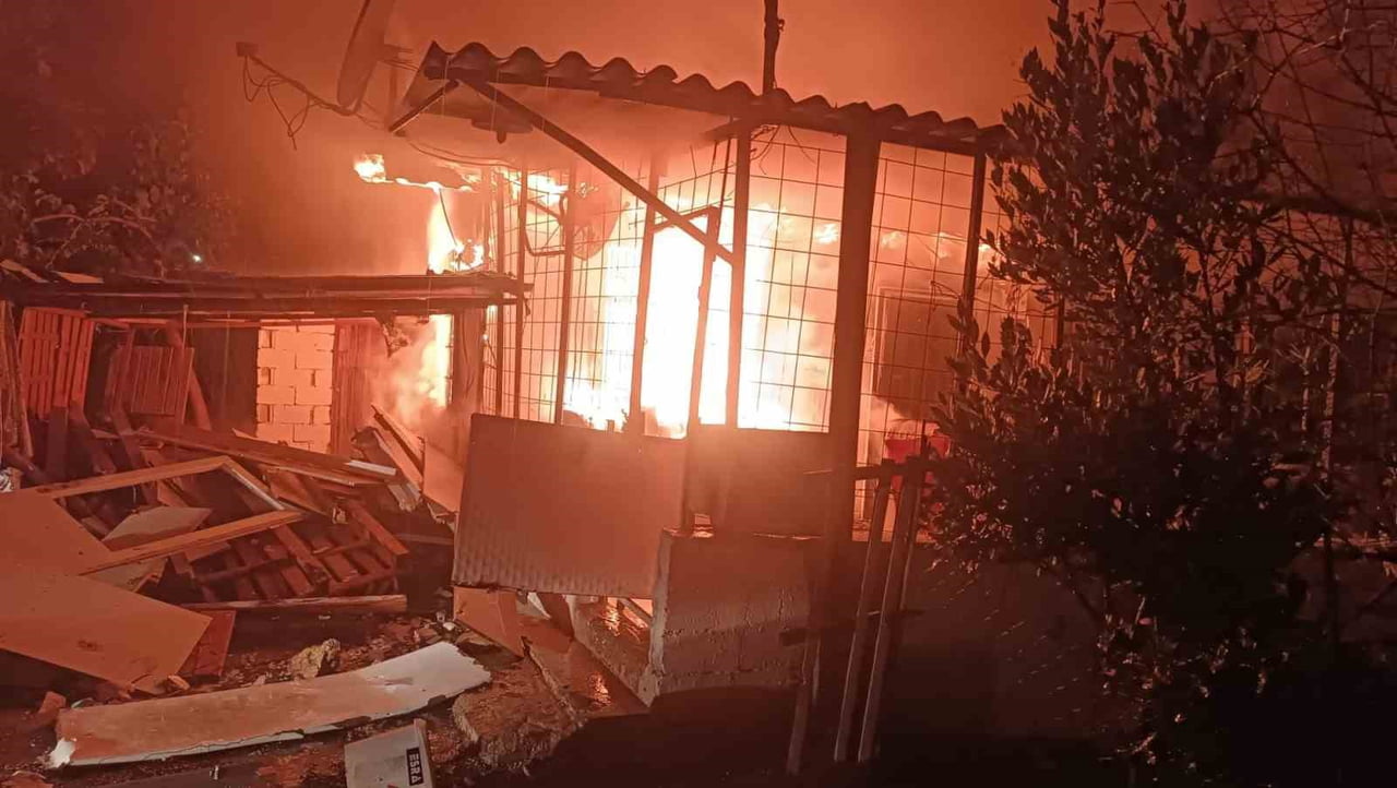 ANTALYA’DA MÜSTAKİL BİR İKAMETTE HENÜZ BELİRLENEMEYEN BİR NEDENLE YANGIN ÇIKTI. YANGIN ANINDA BİR...