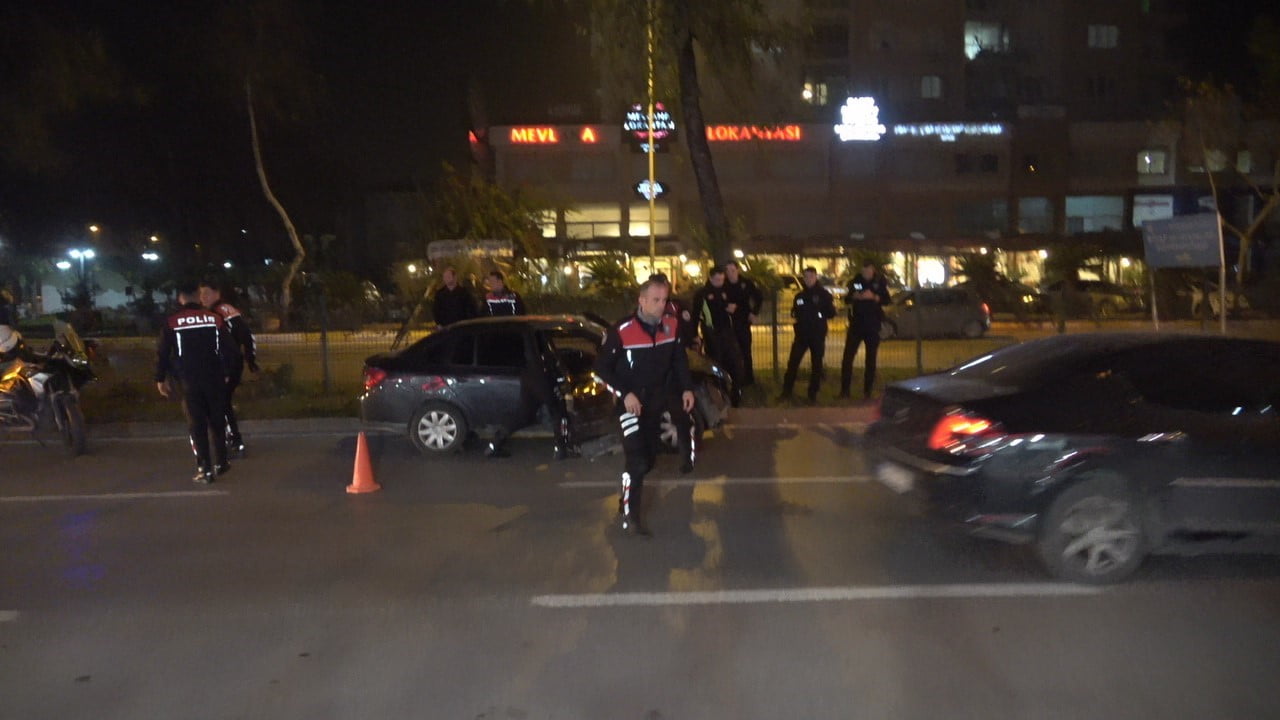 ANTALYA’DA POLİS EKİPLERİNDEN KAÇAN OTOMOBİL SÜRÜCÜSÜ, YARIM SAAT SÜREN KOVALAMACA SIRASINDA 4...