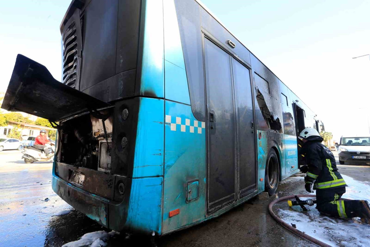 ANTALYA’DA SEYİR HALİNDEKİ HALK OTOBÜSÜ ALEVLERE TESLİM OLDU. OTOBÜS ŞOFÖRÜNÜN ARACIN ARKASINDAN...