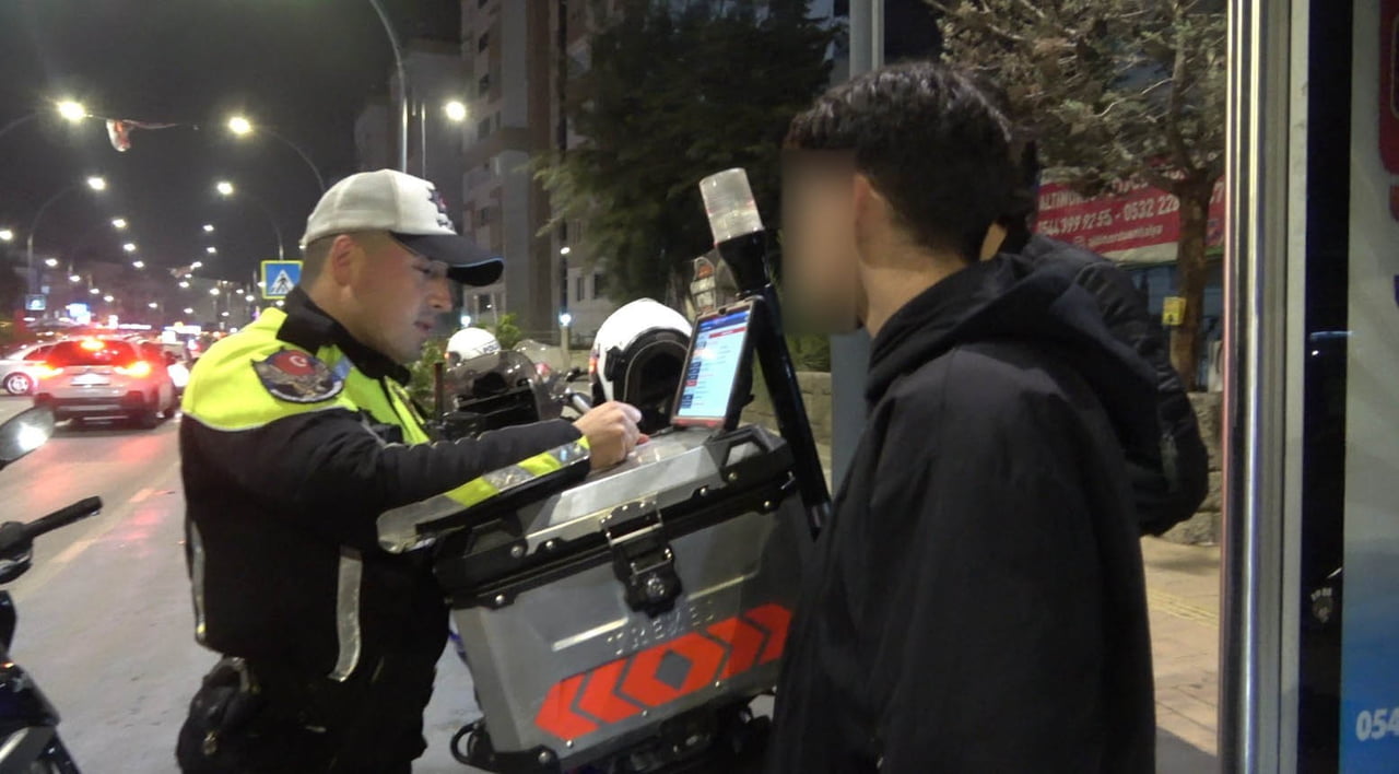 ANTALYA’DA UYGULAMA NOKTASINDA DURDURULAN ÜNİVERSİTE ÖĞRENCİSİ MOTOSİKLET SÜRÜCÜSÜ, EHLİYETİNİN...