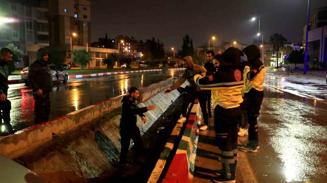ANTALYA’DA YAĞMUR NEDENİYLE KAYGANLAŞAN YOLDA SÜRÜCÜSÜNÜN DİREKSİYON HAKİMİYETİNİ KAYBEDEN...