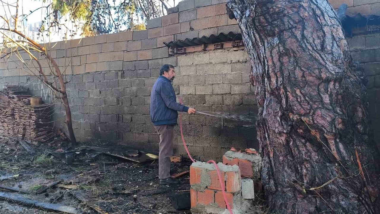 ANTALYA’DA YAKILAN ATEŞİN ÇAM AĞACINA SIÇRAMASI SONUCU ÇIKAN YANGINDA MAHALLE SAKİNLERİ ALEVLERİN...