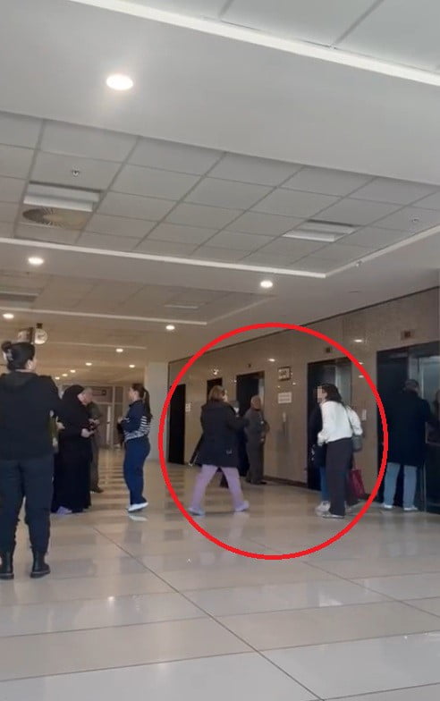 ANTALYA EĞİTİM VE ARAŞTIRMA HASTANESİ SEDYELİ HASTA ASANSÖRÜNDE, ASANSÖR GÖREVLİSİ İLE HASTA...