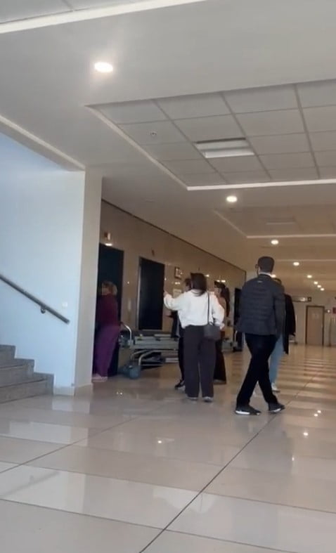 ANTALYA EĞİTİM VE ARAŞTIRMA HASTANESİ SEDYELİ HASTA ASANSÖRÜNDE, ASANSÖR GÖREVLİSİ İLE HASTA...