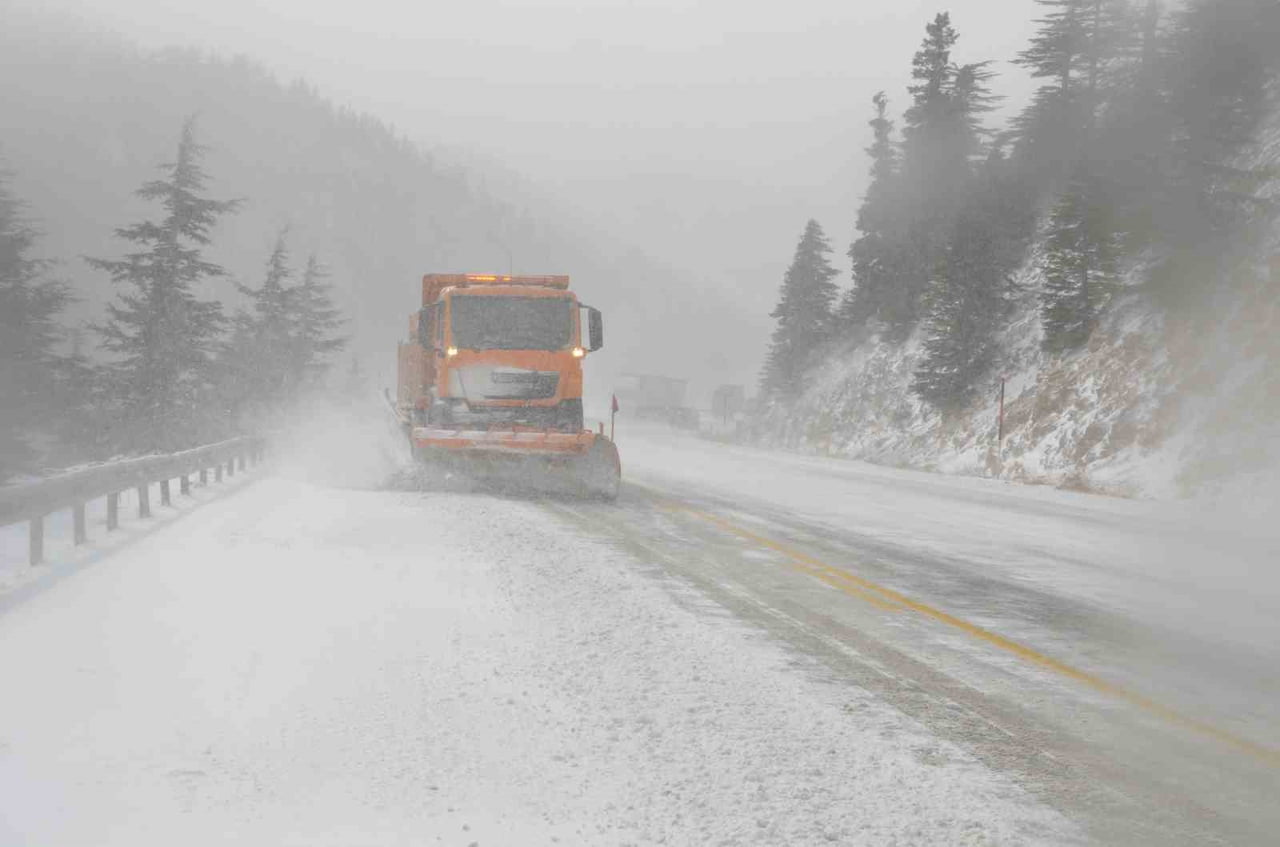 ANTALYA GENELİNDE VE İLÇELERİNDE DÜN ETKİLİ OLAN FIRTINALI SAĞANAK YAĞMUR, KENTİN YÜKSEK...