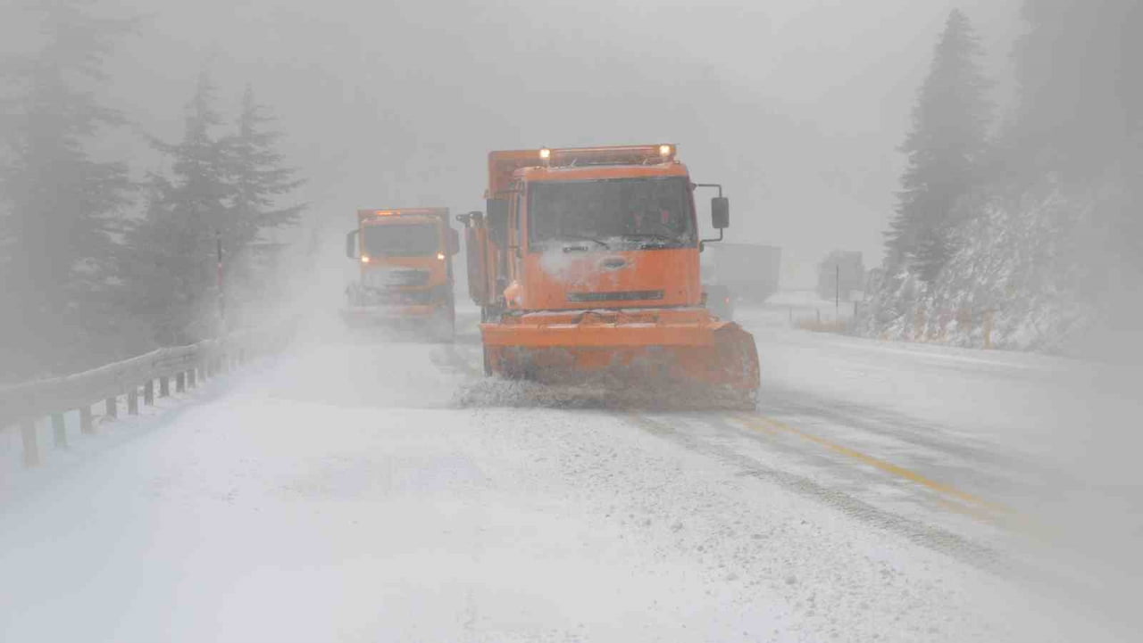 ANTALYA GENELİNDE VE İLÇELERİNDE ETKİLİ OLAN FIRTINALI SAĞANAK YAĞMUR, KENTİN YÜKSEK KESİMLERİNDE...