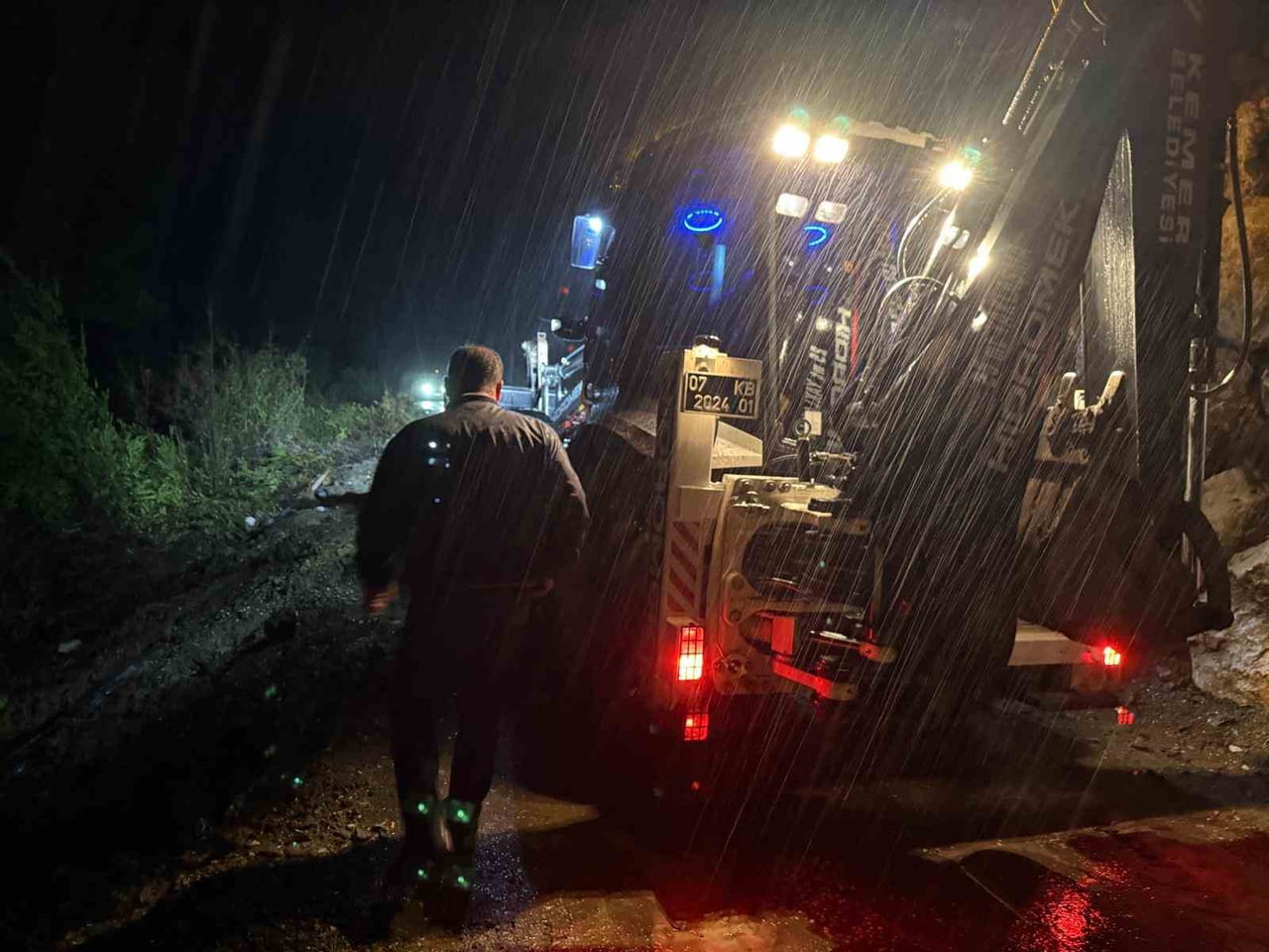 ANTALYA KEMER’E BAĞLI YAYLA KUZDERE YOLUNDA YAĞMUR NEDENİYLE İSTİNAT DUVARI ÇÖKTÜ, BİR ARAÇ MAHSUR...