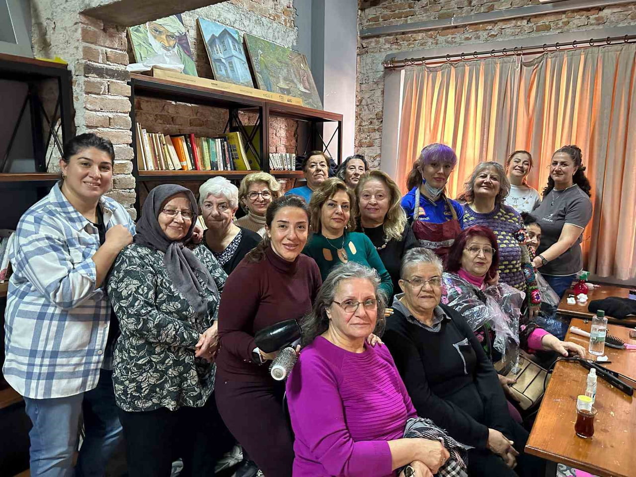 ANTALYA MURATPAŞA BELEDİYESİ YAŞLI EVLERİ’NDE GÖNÜLLÜ GÜZELLİK UZMANLARI, KADIN ÜYELERE CİLT...