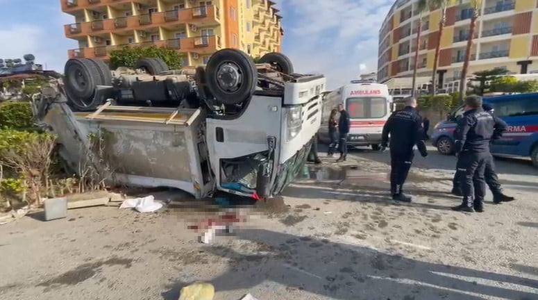 ANTALYA’NIN ALANYA İLÇESİNDE D-400 KARAYOLUNDA MEYDANA GELEN TRAFİK KAZASINDA BELEDİYEYE AİT ÇÖP...