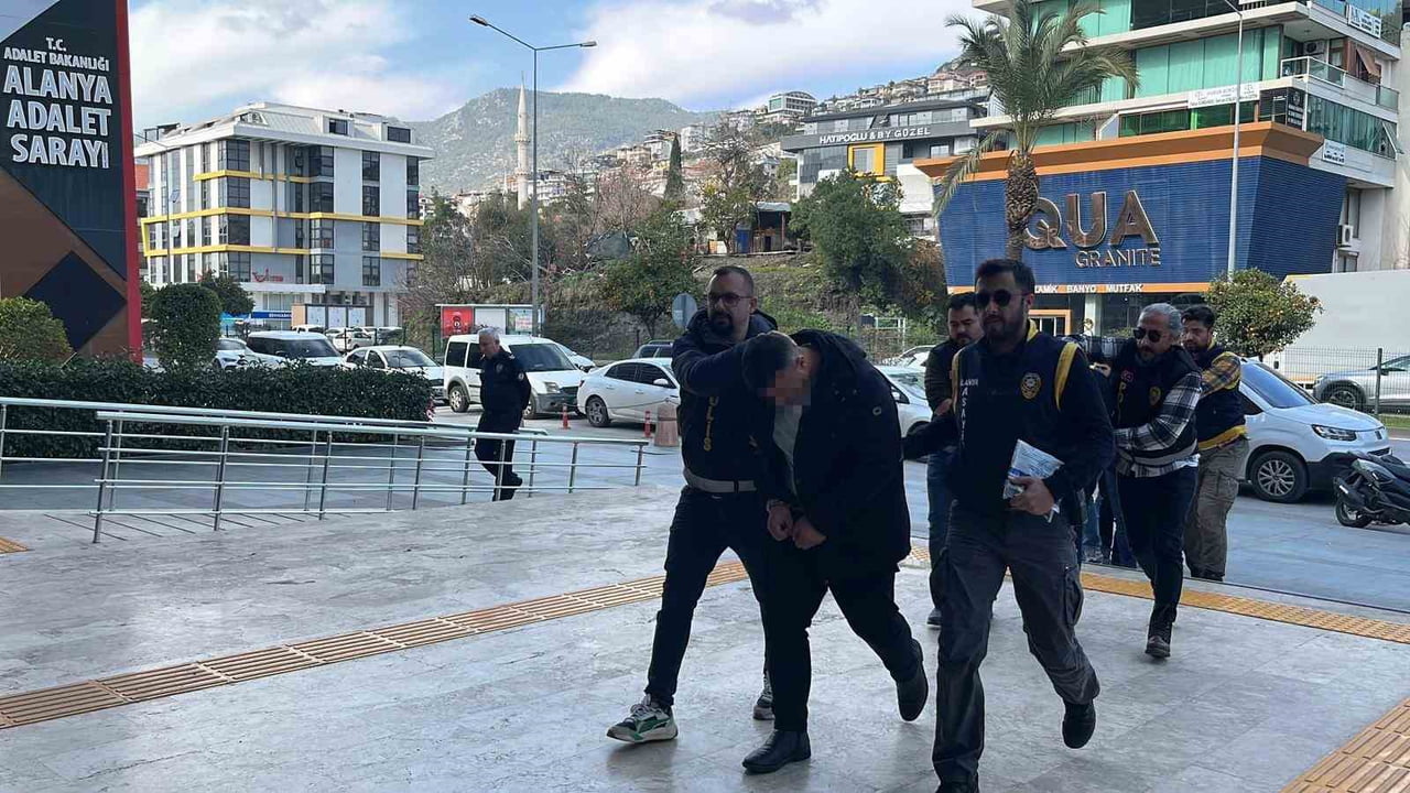ANTALYA’NIN ALANYA İLÇESİNDE İKİ GRUP ARASINDA ALACAK VERECEK MESELESİ NEDENİYLE ÇIKAN BIÇAKLI...