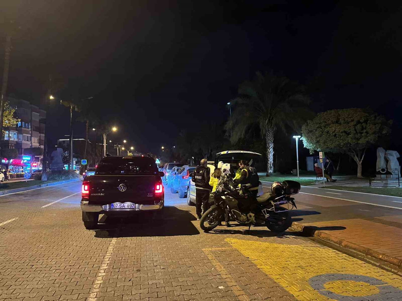 ANTALYA’NIN ALANYA İLÇESİNDE VATANDAŞLAR 2026 YILINA SEVDİKLERİYLE BİRLİKTE GİRDİ. YENİ YIL...