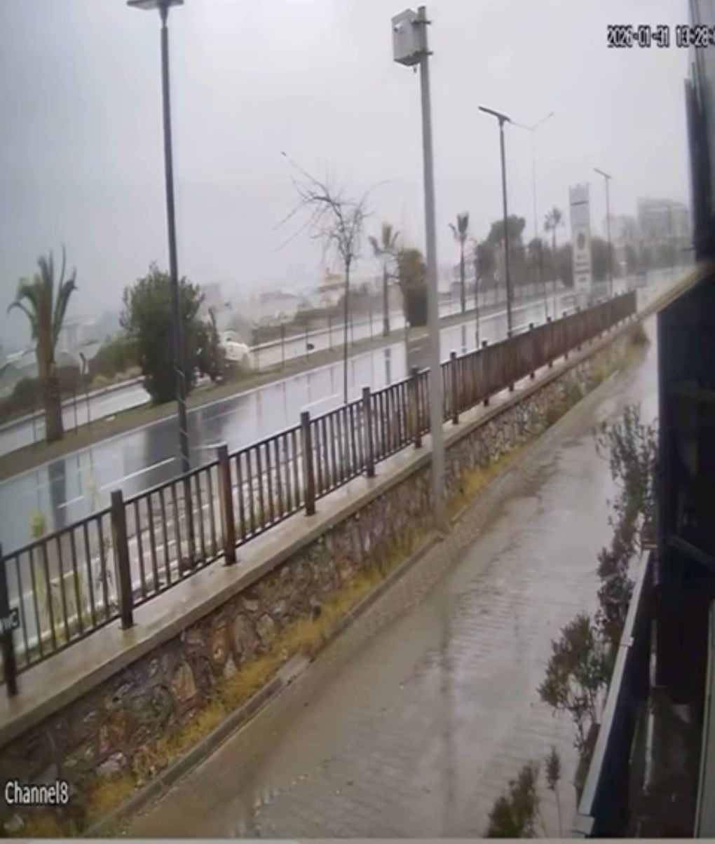 ANTALYA’NIN ALANYA İLÇESİNDE YAĞIŞ NEDENİYLE BİR OTOMOBİL KAYGANLAŞAN YOLDA ÖNCE KALDIRIMA...