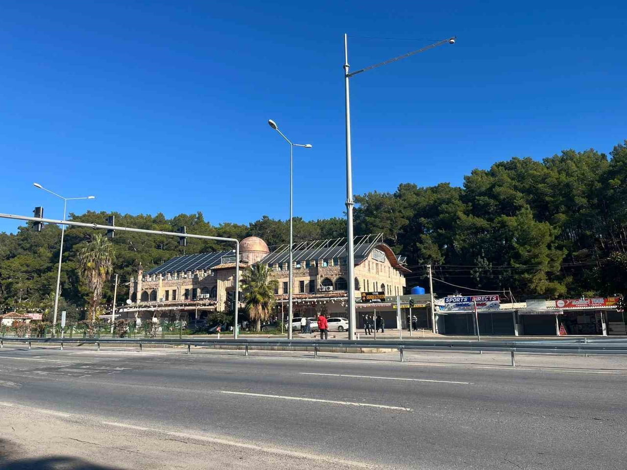 ANTALYA’NIN ALANYA İLÇESİNE BAĞLI İNCEKUM MAHALLESİ’NDE D-400 KARAYOLU ÜZERİNDE KARAYOLLARI GENEL...