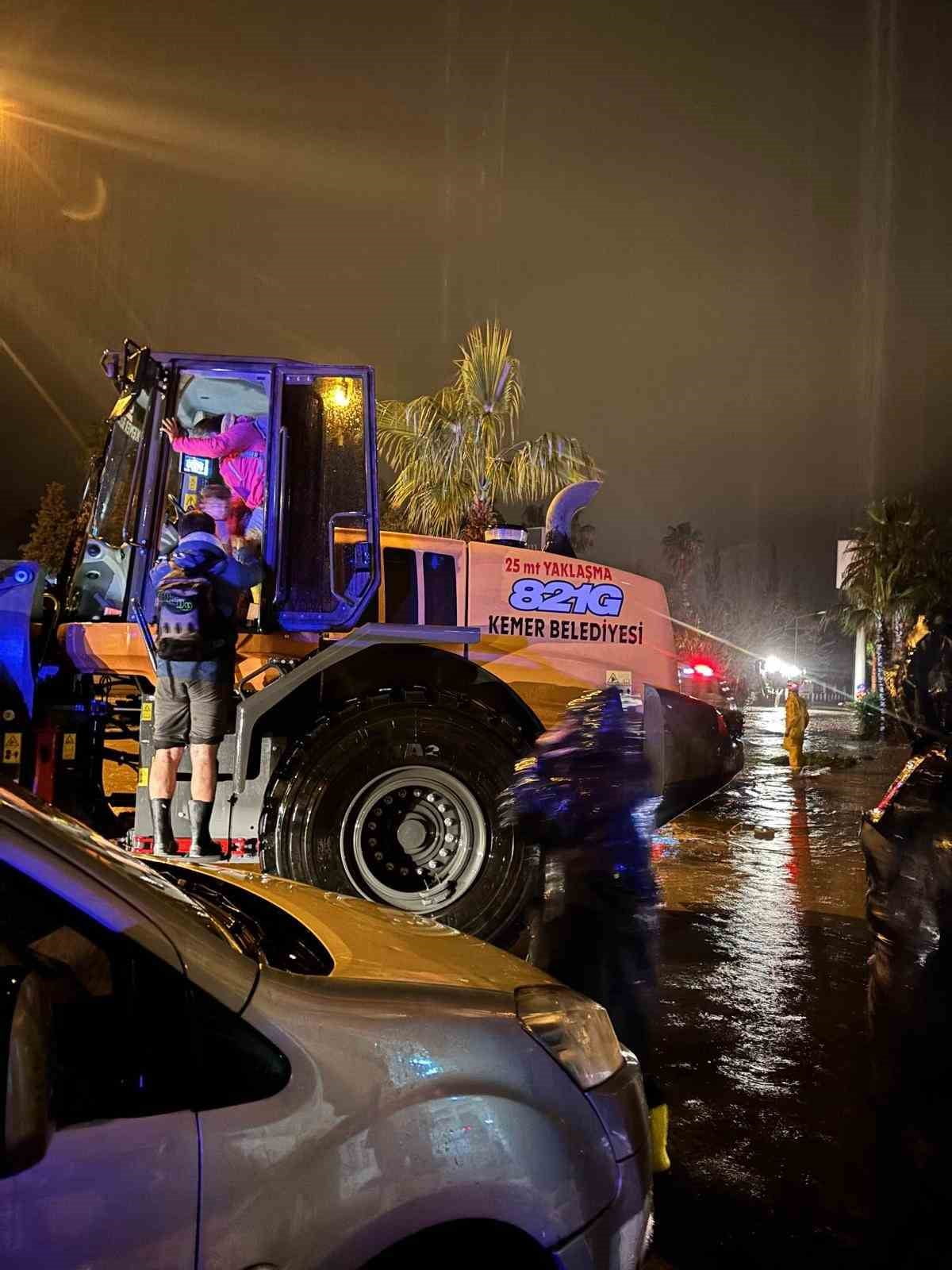 ANTALYA’NIN KEMER İLÇESİNDEKİ ŞİDDETLİ YAĞIŞ SONRASI ÇAMYUVA MAHALLESİ’NDE MAHSUR KALAN AİLEYİ...
