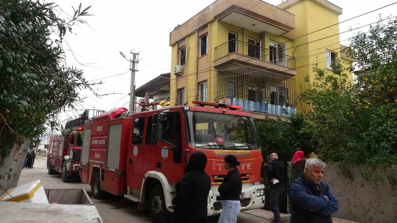 ANTALYA’NIN KEPEZ İLÇESİNDE BİR APARTMANIN 3’ÜNCÜ KATINDA ÇIKAN YANGIN PANİĞE NEDEN OLDU. BACANIN...