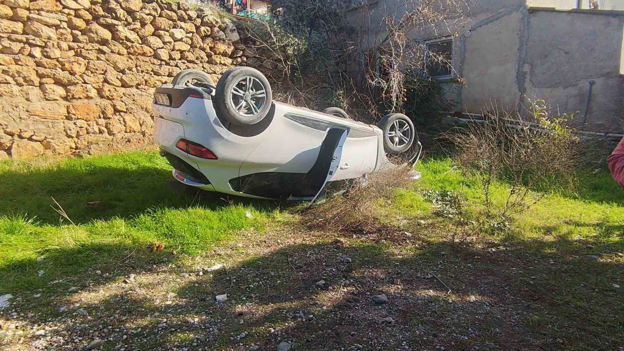 ANTALYA’NIN KEPEZ İLÇESİNDE KONTROLDEN ÇIKAN OTOMOBİLİN ŞARAMPOLDEN BOŞ ARAZİYE YUVARLANMASI...