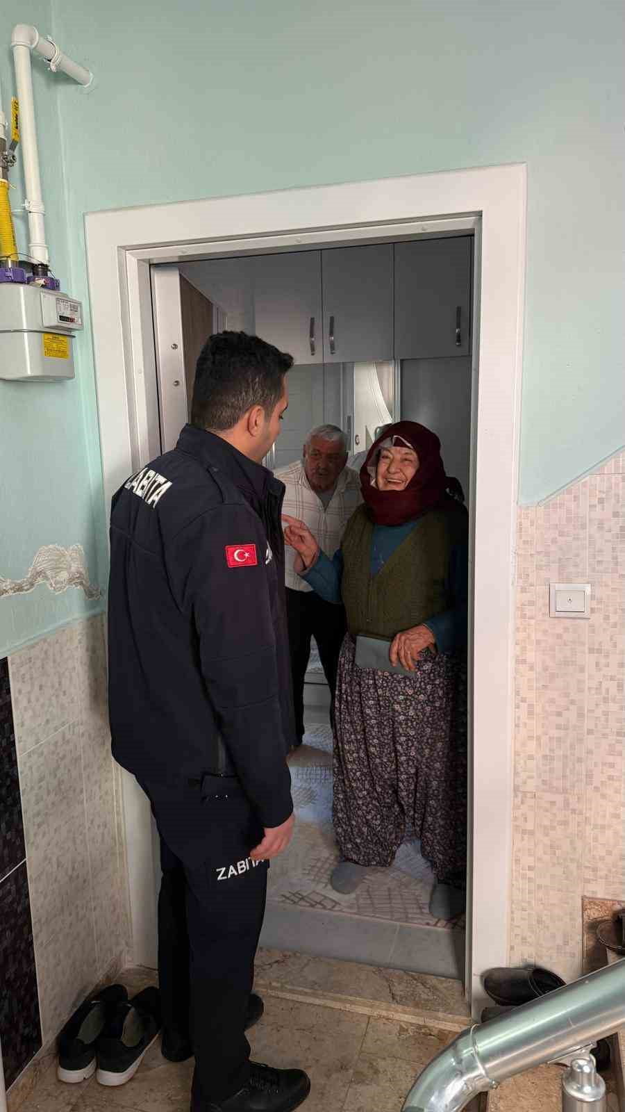 ANTALYA’NIN KEPEZ İLÇESİNDE TEOMANPAŞA KAPALI SEMT PAZARI’NDA ALIŞVERİŞ YAPAN 75 YAŞINDAKİ FATMA...