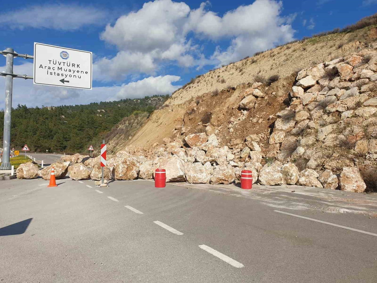 ANTALYA’NIN KUMLUCA İLÇESİNDE MEYDANA GELEN TOPRAK KAYMASI NEDENİYLE DAHA ÖNCE HEYELAN ÖNLEMİ İÇİN...