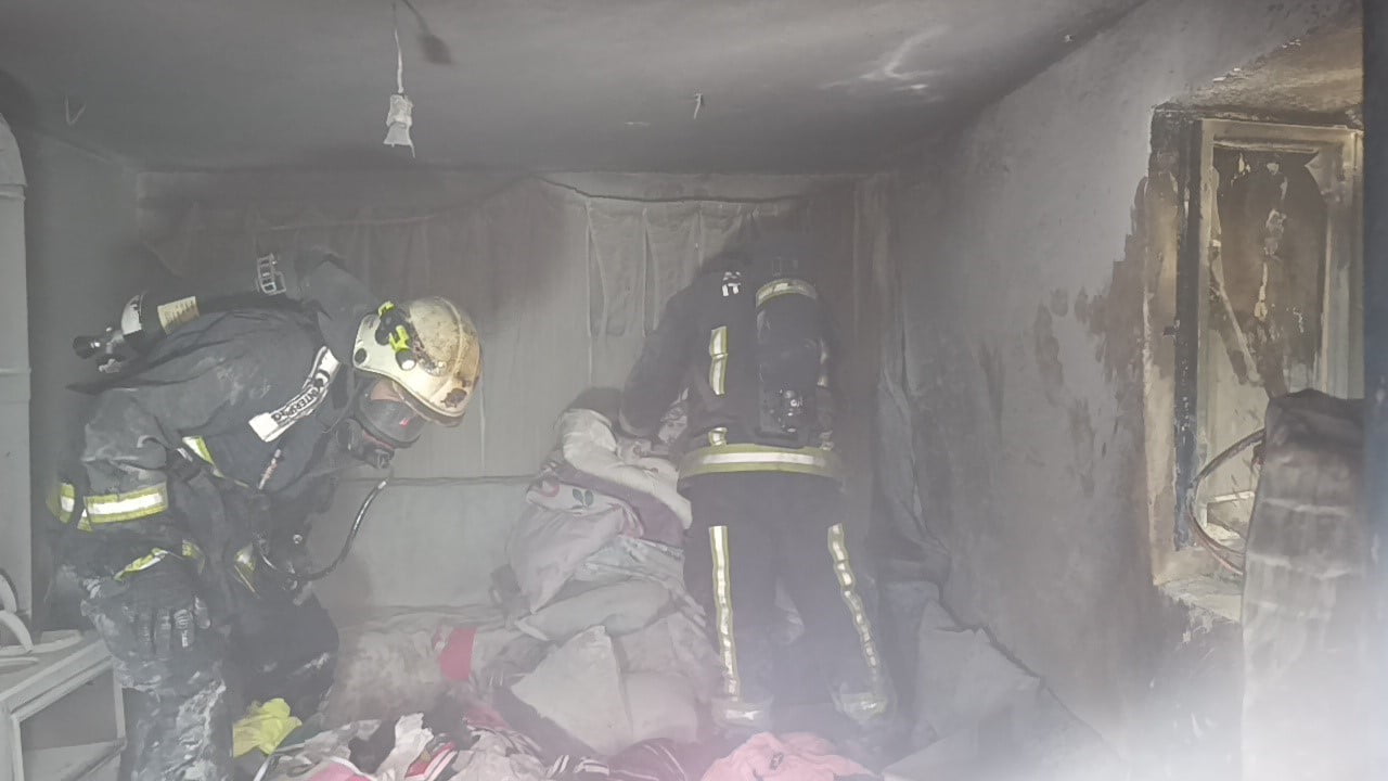 ANTALYA’NIN MANAVGAT İLÇESİNDE 3 KATLI BİNANIN BODRUM KATINDA ÇIKAN YANGIN İTFAİYE EKİPLERİNİN...