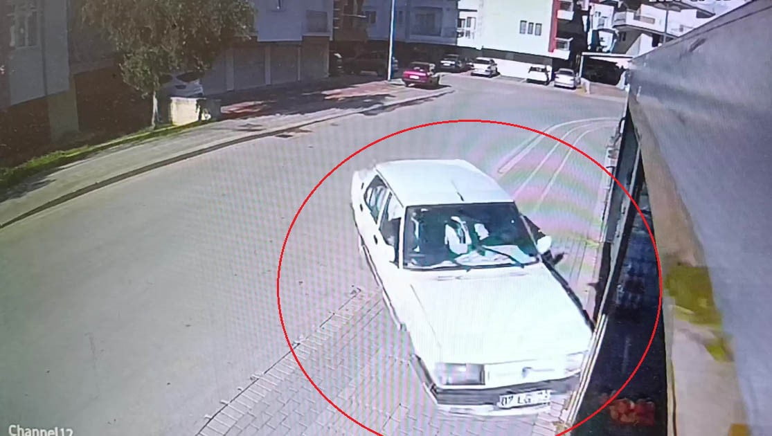 ANTALYA’NIN MANAVGAT İLÇESİNDE AŞIRI HIZ NEDENİYLE VİRAJI ALAMAYAN TOFAŞ ŞAHİN MARKA ARAÇ YOL...