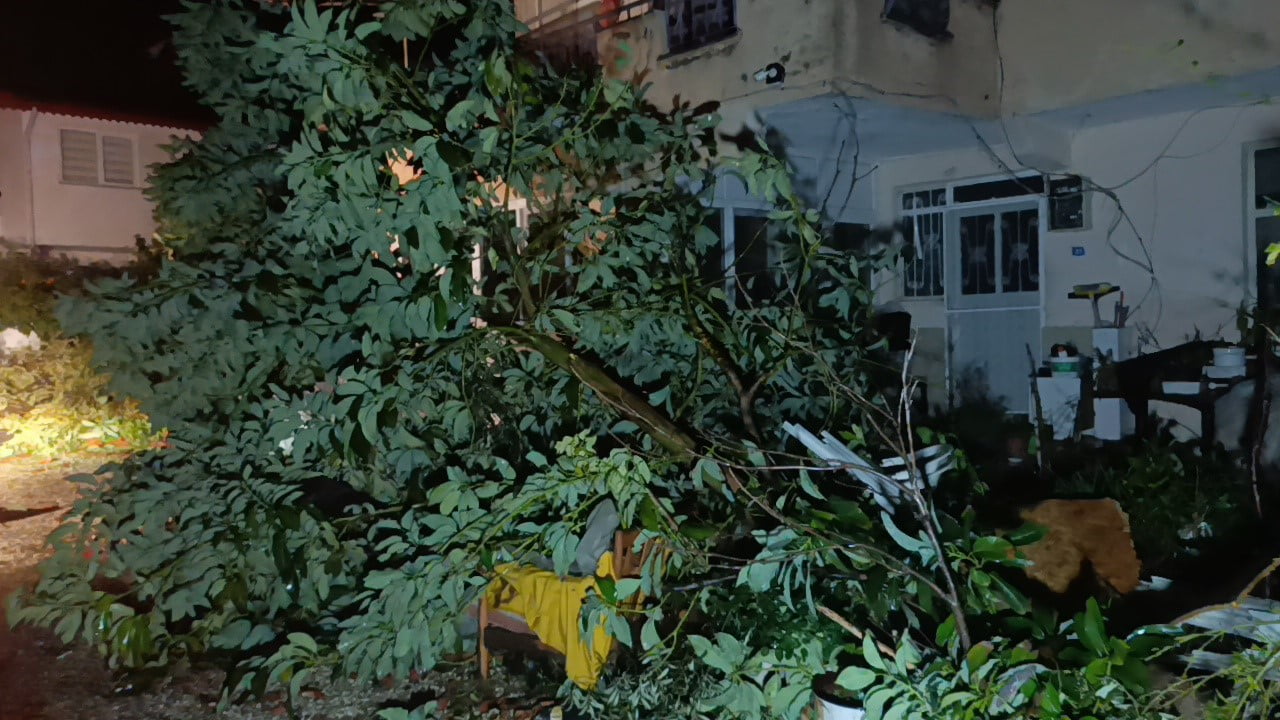 ANTALYA’NIN MANAVGAT İLÇESİNDE HORTUMUN GEÇTİĞİ GÜZERGAHTA EVLERİN ÇATILARI UÇTU, AĞAÇLAR KÖKÜNDEN...