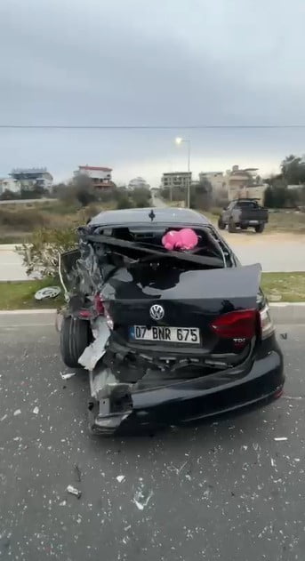 ANTALYA’NIN MANAVGAT İLÇESİNDE SEYİR HALİNDEKİ BİR OTOMOBİLİN EMNİYET ŞERİDİNDEKİ ARACA ÇARPMASI...