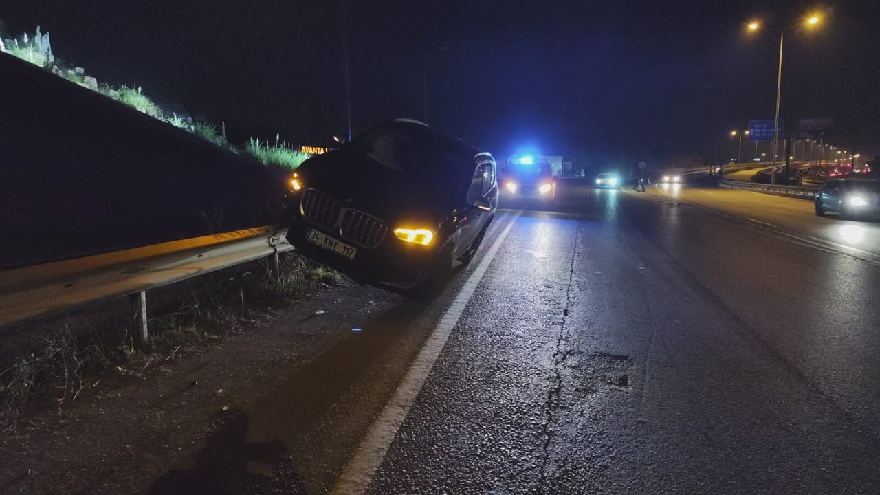 ANTALYA’NIN MANAVGAT İLÇESİNDE SÜRÜCÜSÜNÜN DİREKSİYON HAKİMİYETİNİ KAYBETTİĞİ LÜKS OTOMOBİL YOL...