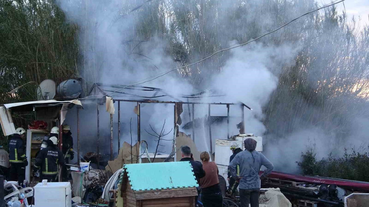 ANTALYA’NIN MURATPAŞA İLÇESİNDE BOŞ ARAZİDE BULUNAN BİR KONTEYNER EVDE ÇIKAN YANGIN KISA SÜREDE...