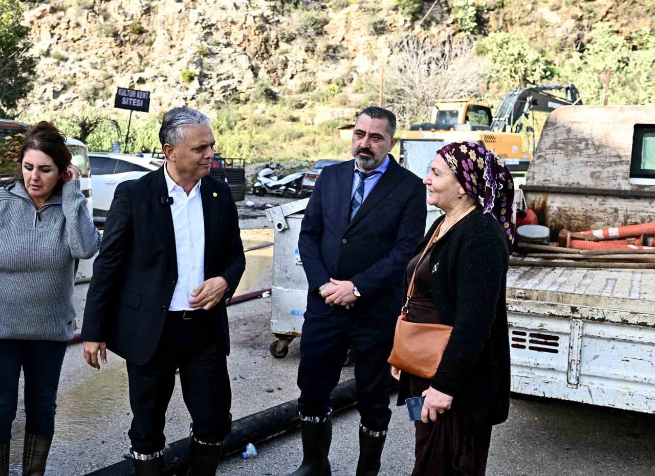 ANTALYA’NIN MURATPAŞA İLÇESİNE BAĞLI ERMENEK MAHALLESİ’NDE ETKİLİ OLAN ŞİDDETLİ YAĞIŞLAR, CADDE VE...