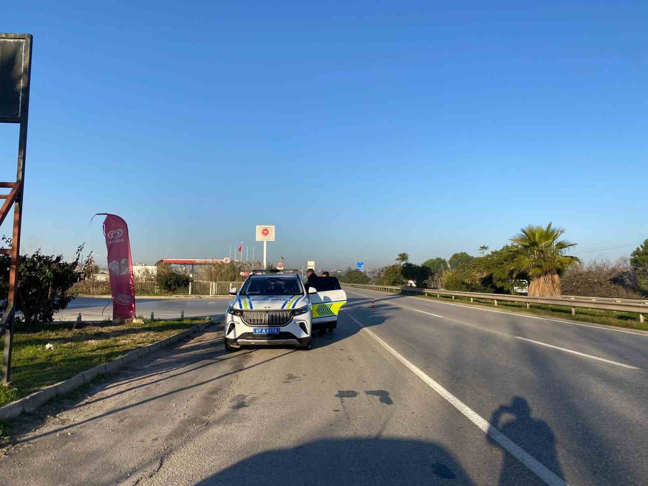 ANTALYA’NIN SERİK İLÇESİNDE İKİ OTOMOBİLİN KARIŞTIĞI KAZADA, ARAÇ DEMİR BARİYERİN ÜZERİNDE KALDI....