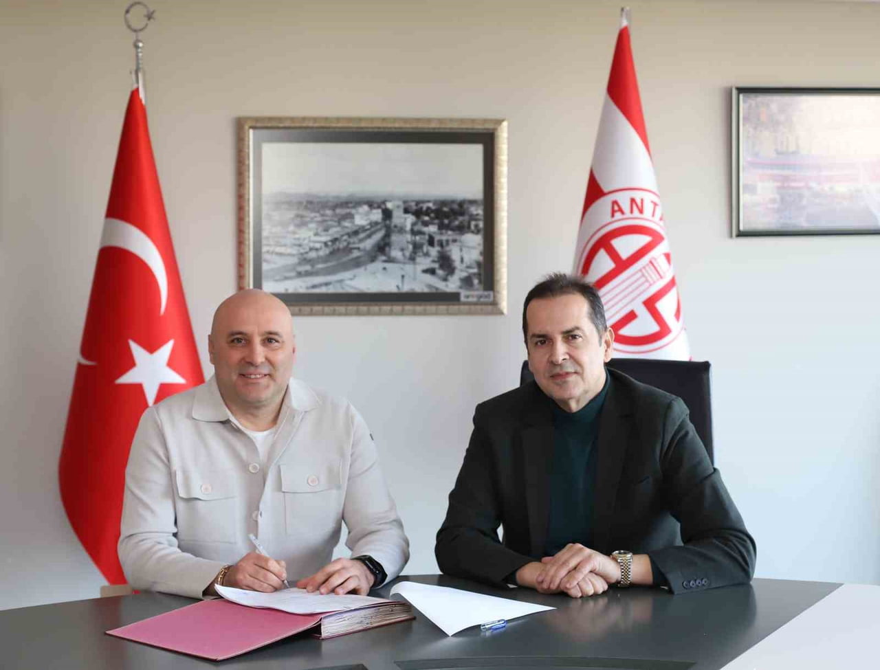 ANTALYASPOR'DA TEKNİK DİREKTÖRLÜK GÖREVİNE SAMİ UĞURLU GETİRİLDİ. KIRMIZI-BEYAZLI KULÜBÜN RESMİ...