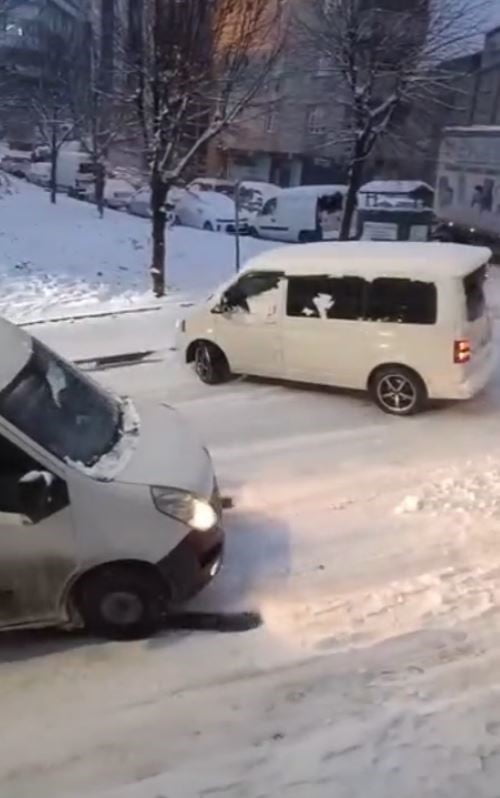 ARAÇLAR İNİŞ VE ÇIKIŞLARDA ZORLANIRKEN, HASARA NEDEN KAZALAR MEYDANA GELDİ.
