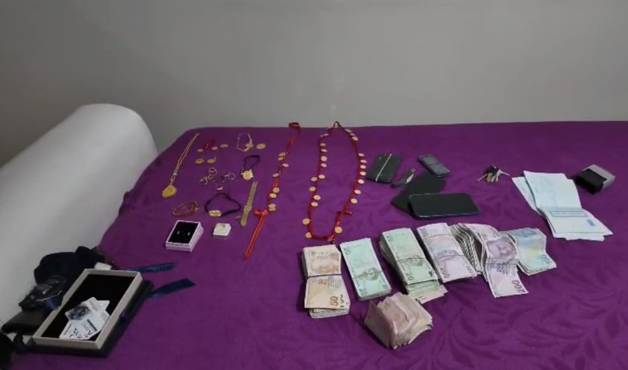 ARAMALARDA ÇOK SAYIDA DİJİTAL MATERYAL, POS CİHAZI, NAKİT PARA VE ALTIN ELE GEÇİRİLDİ.