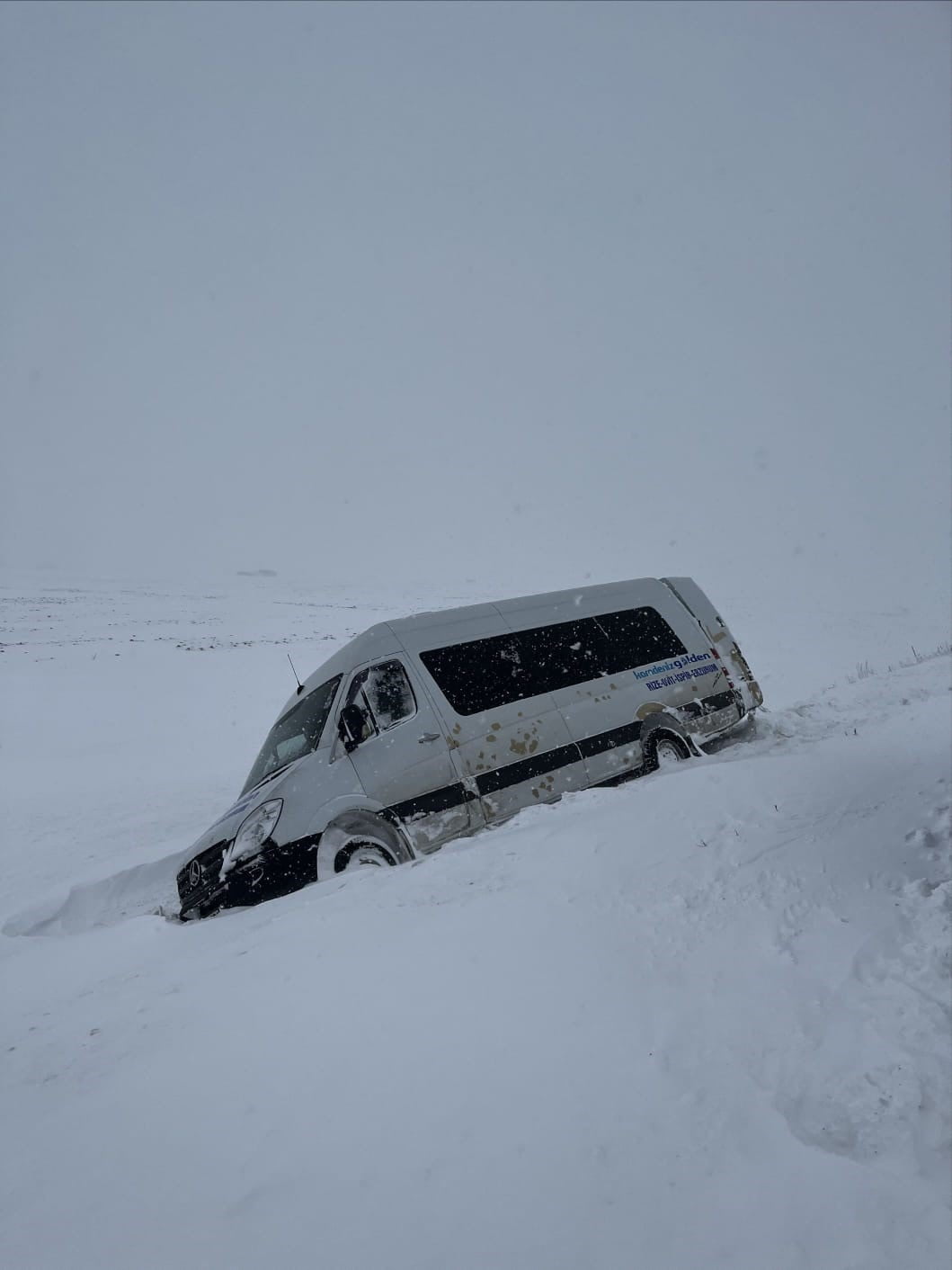 ARDAHAN'DA KARA SAPLANAN MİNİBÜSTEKİ YOLCULARI JANDARMA KURTARDI. (OLGUN YILDIZ/ARDAHAN-İHA)