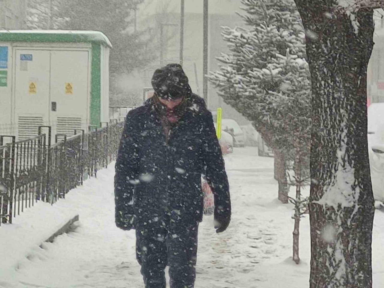 ARDAHAN'DA YOĞUN KAR YAĞIŞI VE TİPİ, BİRÇOK KÖY YOLUNU ULAŞIMA KAPATIRKEN EKİPLER YOLLARI AÇMAK...