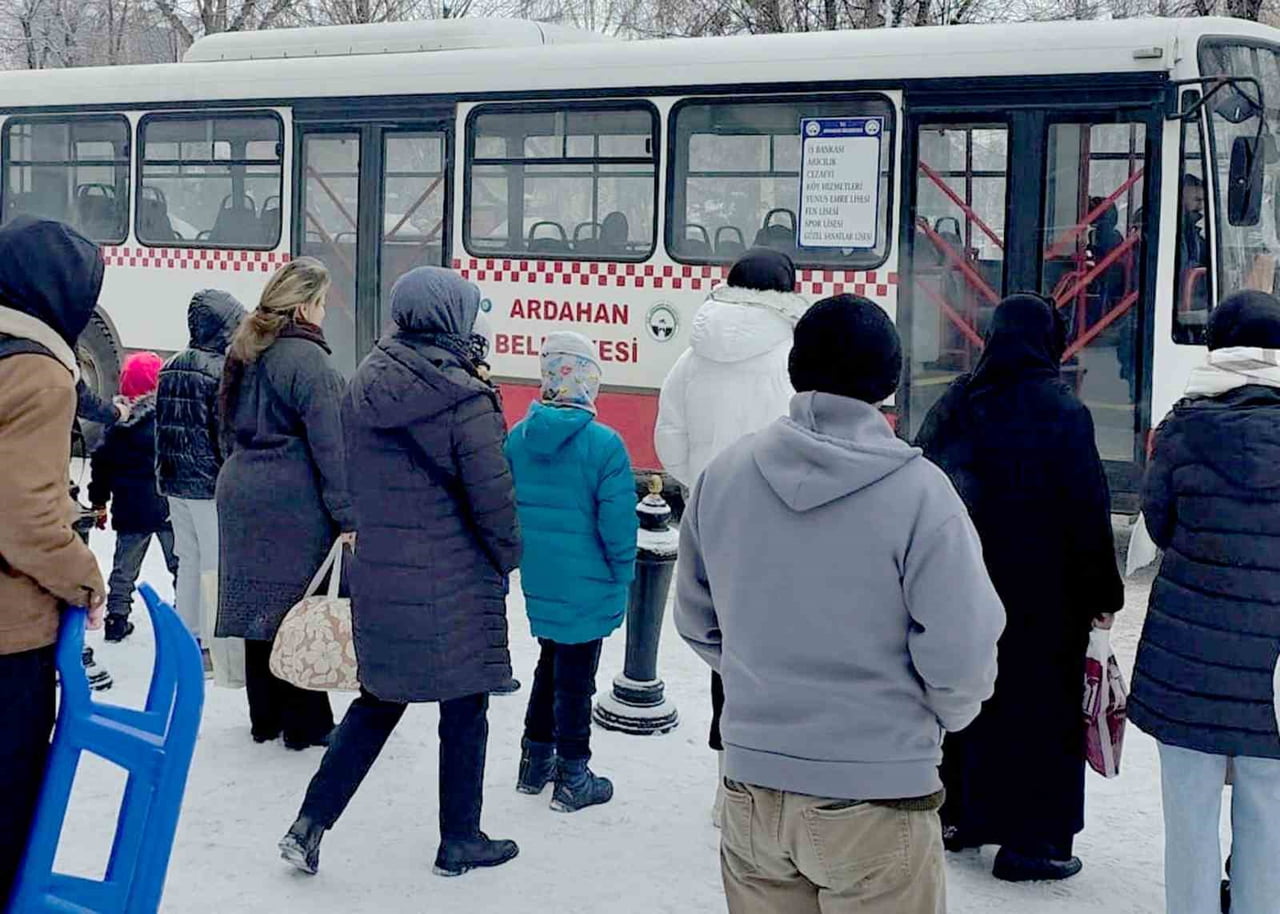 ARDAHAN BELEDİYESİ, SEZON AÇILIŞI YAPILAN YALNIZÇAM KAYAK MERKEZİ İÇİN VATANDAŞLARA ÜCRETSİZ...
