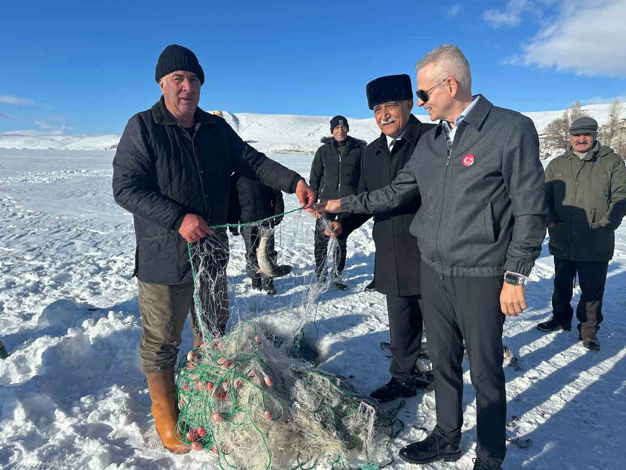 ARDAHAN’DA ÇILDIR GÖLÜ KRİSTAL BUZ FESTİVALİNE HAZIRLANIYOR. YÜZEYİ BUZ TUTAN GÖLDE KIRILARAK...