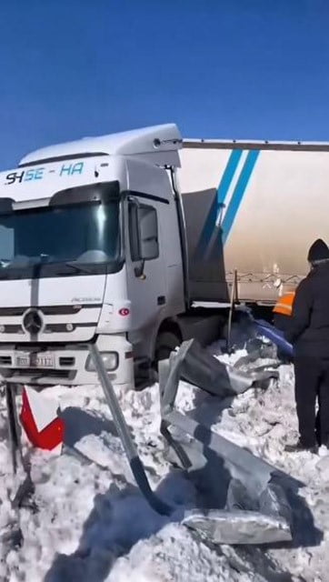 ARDAHAN’I KARADENİZ BÖLGESİ’NE BAĞLAYAN ŞAVŞAT KARAYOLU’NUN SAHARA GEÇİDİ MEVKİİNDE BUZLANMA...