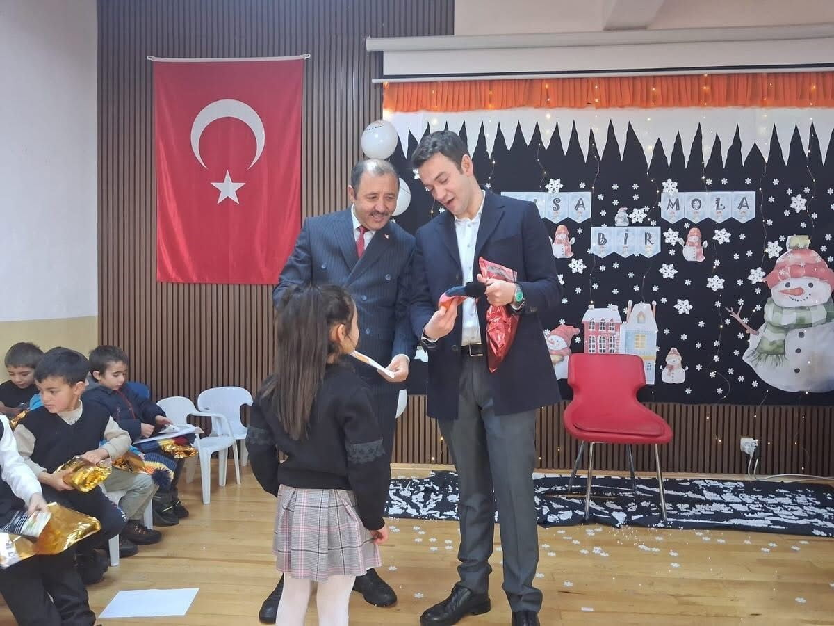 ARDAHAN’IN ÇILDIR İLÇESİNDE İLKOKUL ÖĞRENCİLERİNİN KARNE HEYECANI İSTANBUL’DAN GÖNDERİLEN BERE...