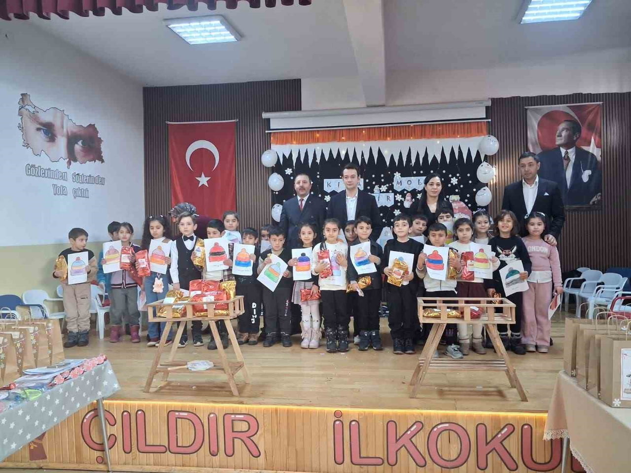 ARDAHAN’IN ÇILDIR İLÇESİNDE İLKOKUL ÖĞRENCİLERİNİN KARNE HEYECANI İSTANBUL’DAN GÖNDERİLEN BERE...