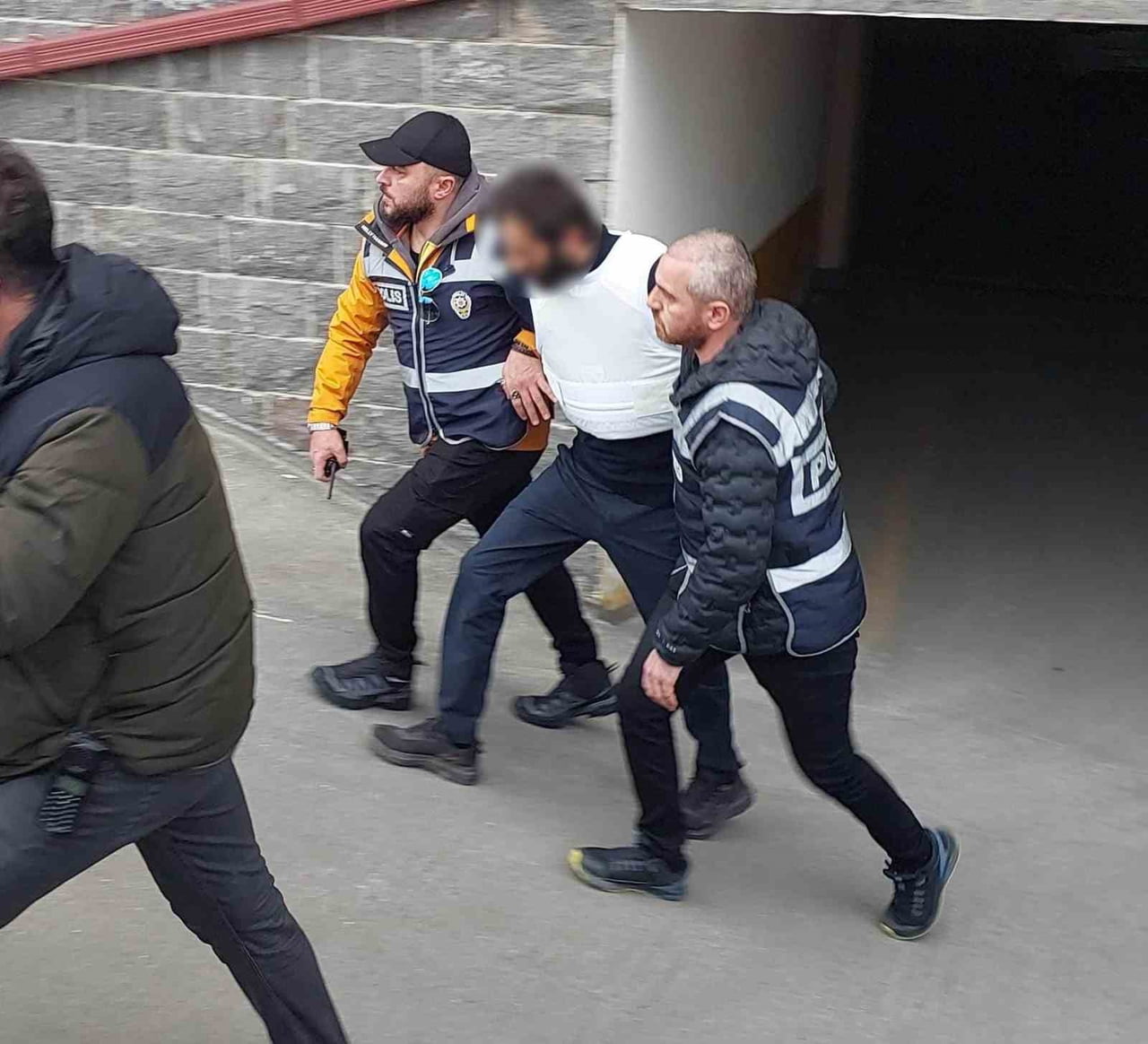 ARKADAŞINI BIÇAKLADIĞI İÇİN GÖZ ALTINA ALINAN ŞAHIS ÇIKARILDIĞI MAHKEMECE TUTUKLANARAK CEZA EVİNE...