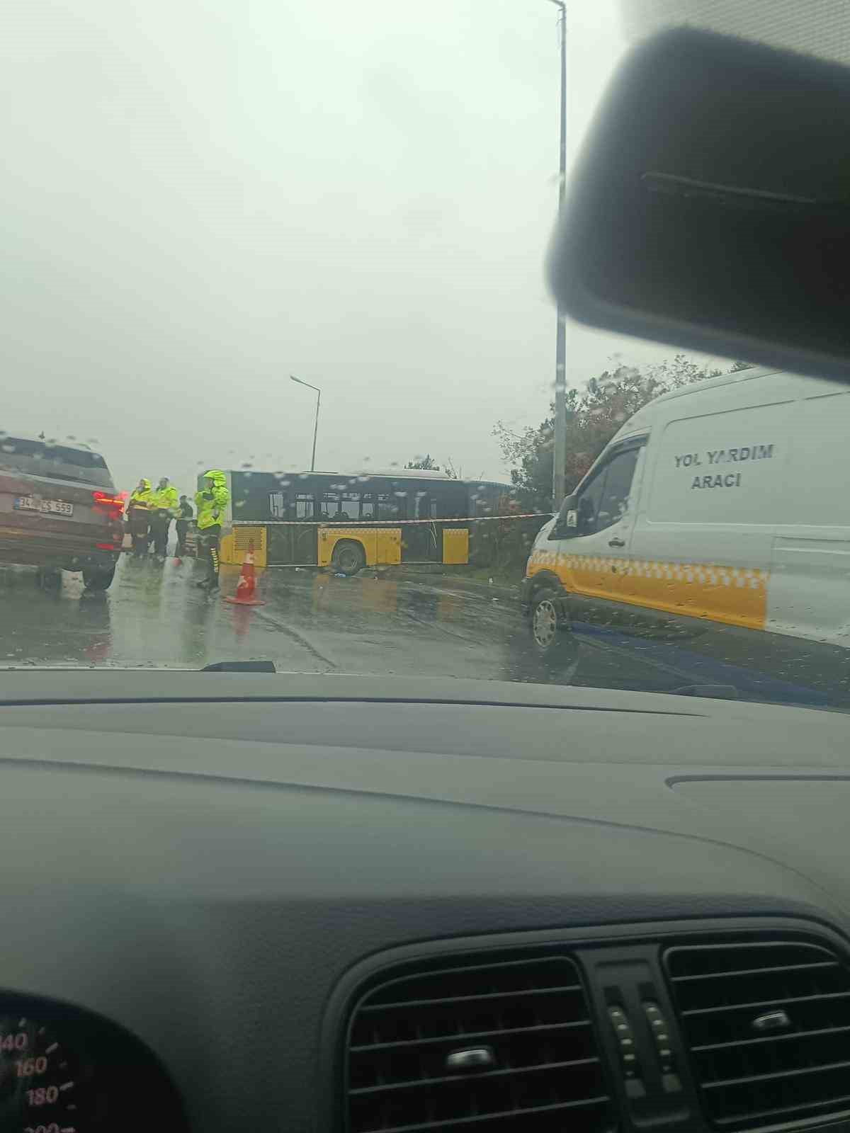 ARNAVUTKÖY'DE İÇİNDE YOLCULARIN BULUNDUĞU İETT OTOBÜSÜ, İDDİAYA GÖRE FRENİN BOŞALMASI SONUCU YOLDA...