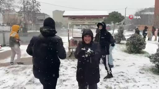 Arnavutköy'de kar yağışı etkili oldu, karın tadını çocuklar çıkarttı